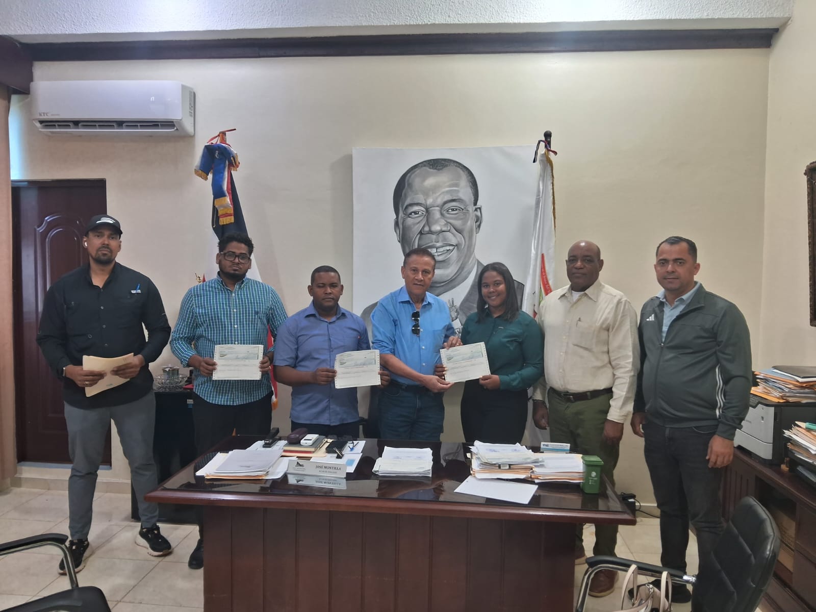 Alcaldía Cotuí entrega recursos construcción nuevas obras.