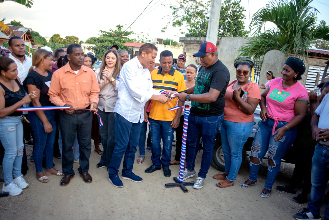 Alcaldía Cotuí cambia Nuevo Renacer, inaugura obras.