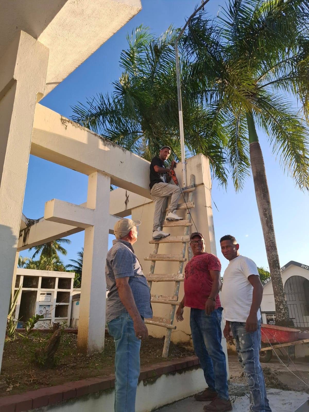 Alcaldía dispone alumbrado Cementerio Viejo de Cotuí