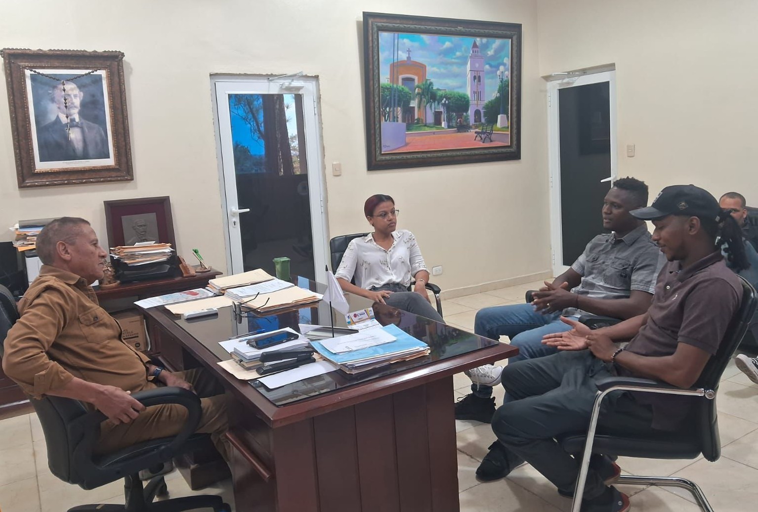 Alcaldia de Cotui adquirirá autobús para Aseuco.