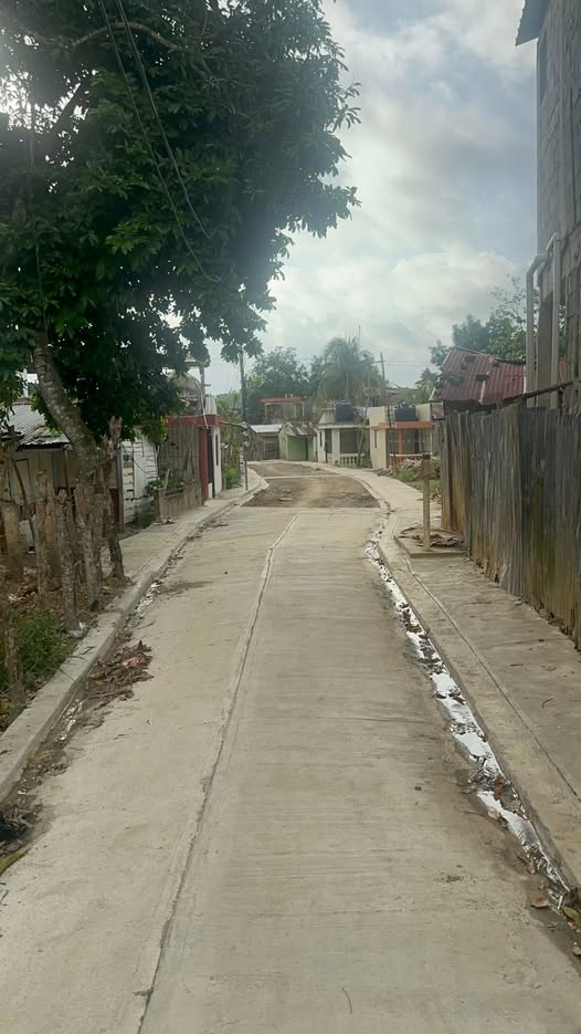 El Callejón de Lázaro, en Los Pomos, cambia su imagen con la construcción de aceras, contenes, badenes y el relleno de sus calles.