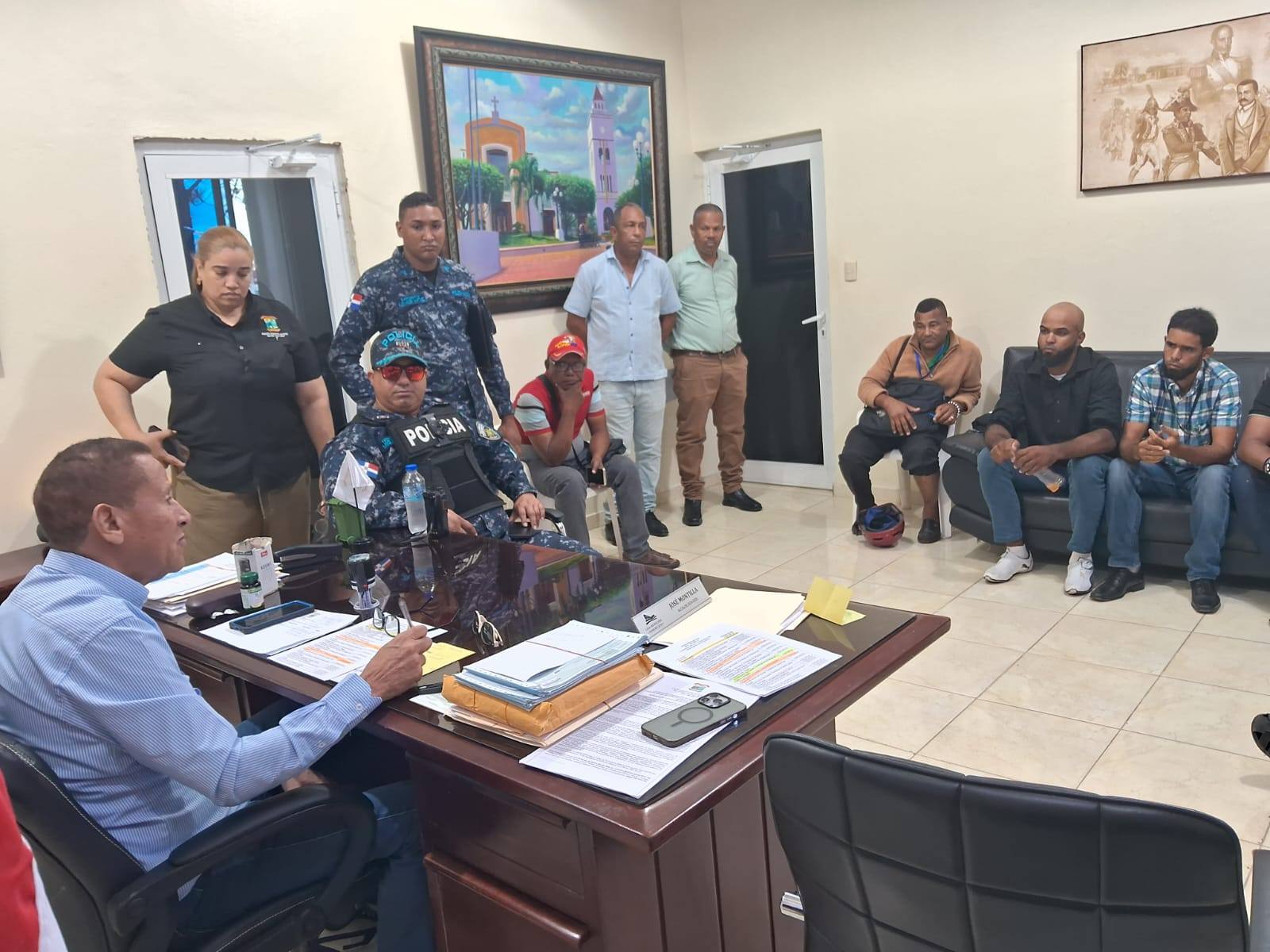 Alcalde Cotuí recibe comisión sector La Yagua, promete inversión.