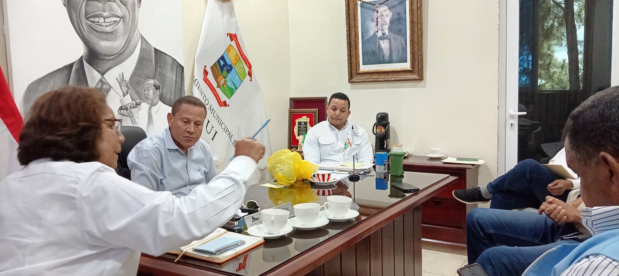 El alcalde municipal de Cotuí, José Eugenio Montilla, recibió en su despacho una amplia comisión representativa del Ministerio de Medio Ambiente y Recursos Naturales.
