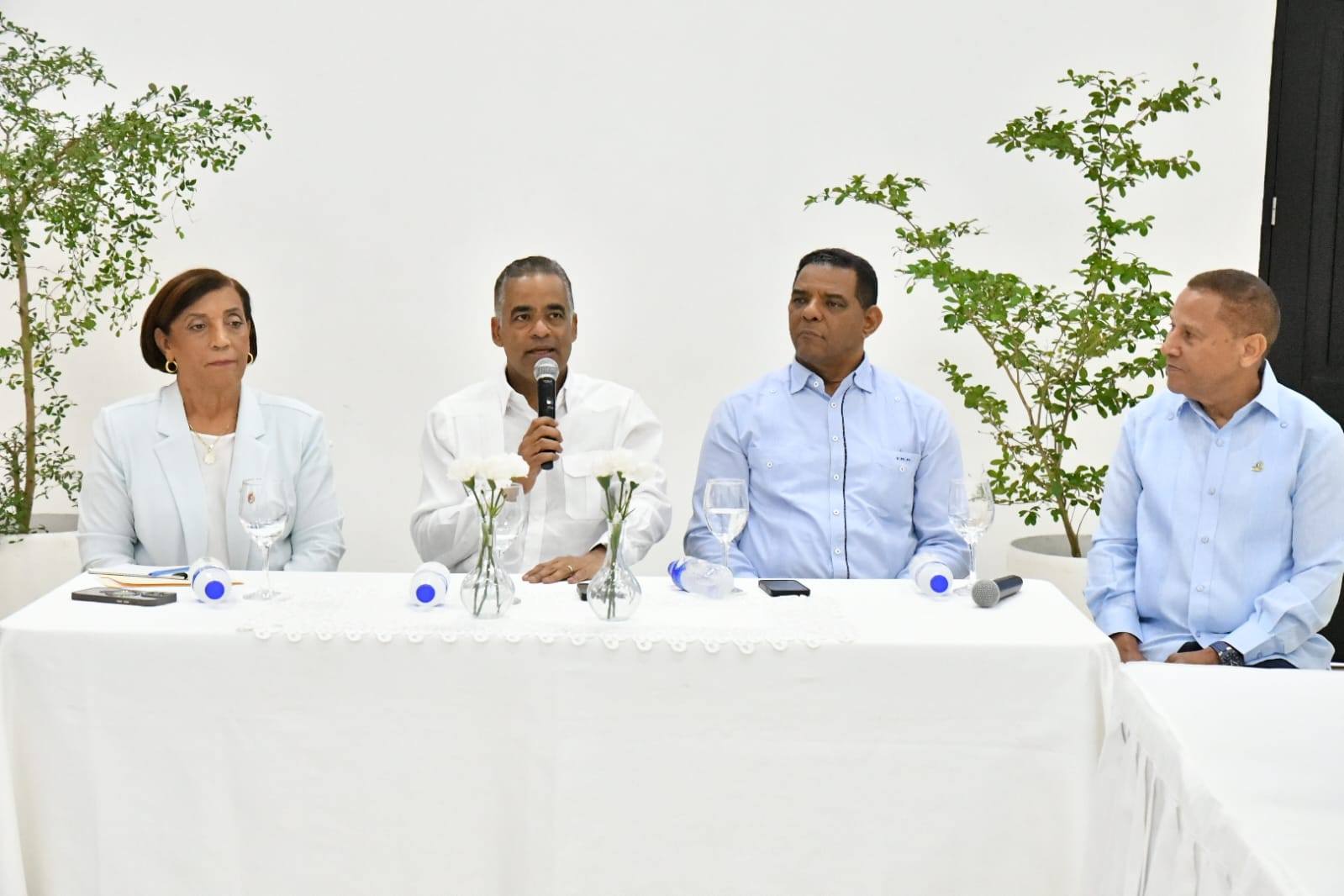 Ministro de Energía y Minas sostiene encuentro con alcaldes de la Región Cibao Sur de FEDOMU