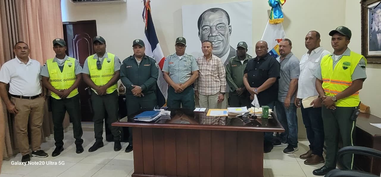 Alcalde Cotuí coordina planes con DIGESETT .